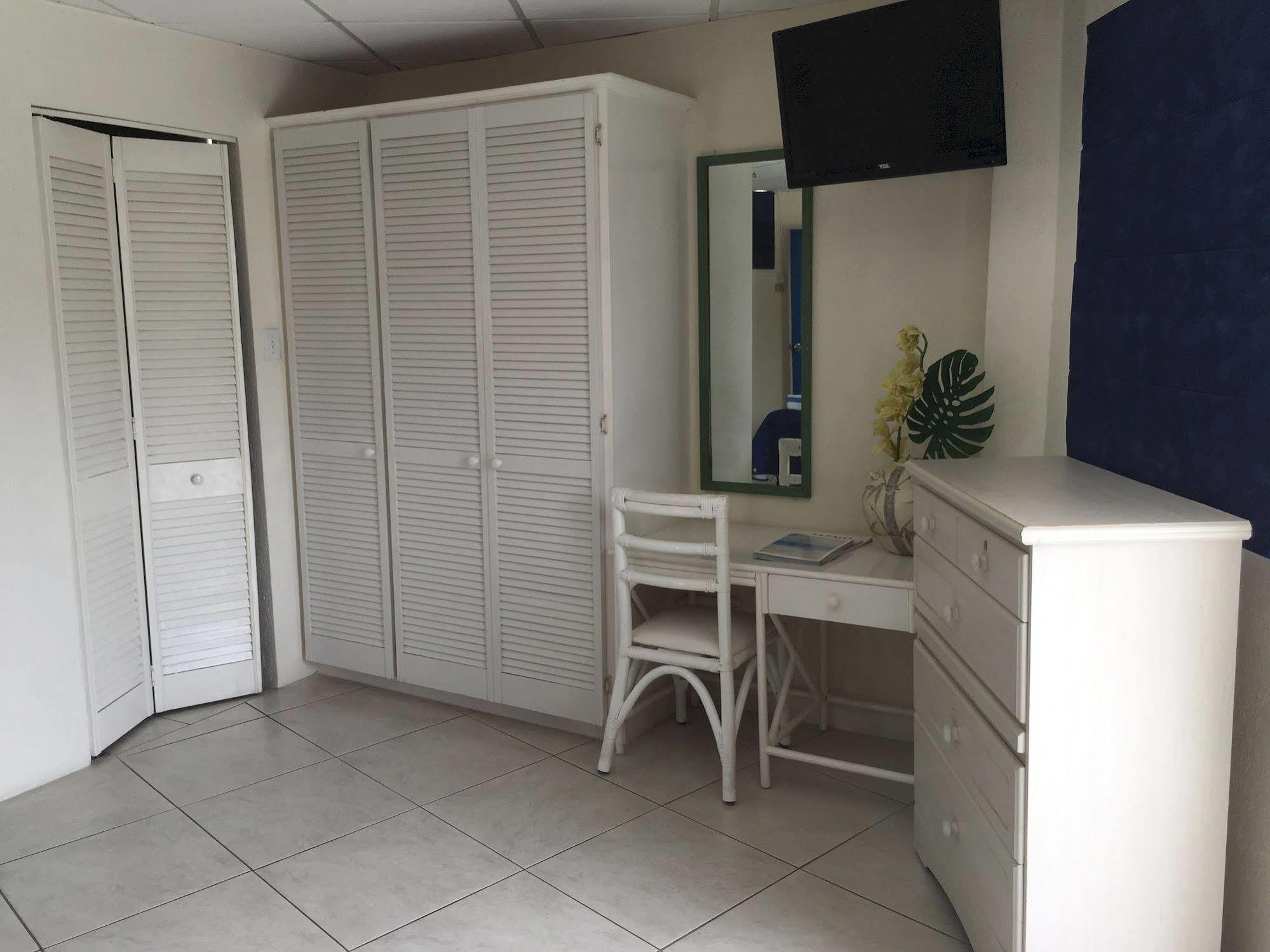 Southern Surf Beach Apartments Rockley Ngoại thất bức ảnh